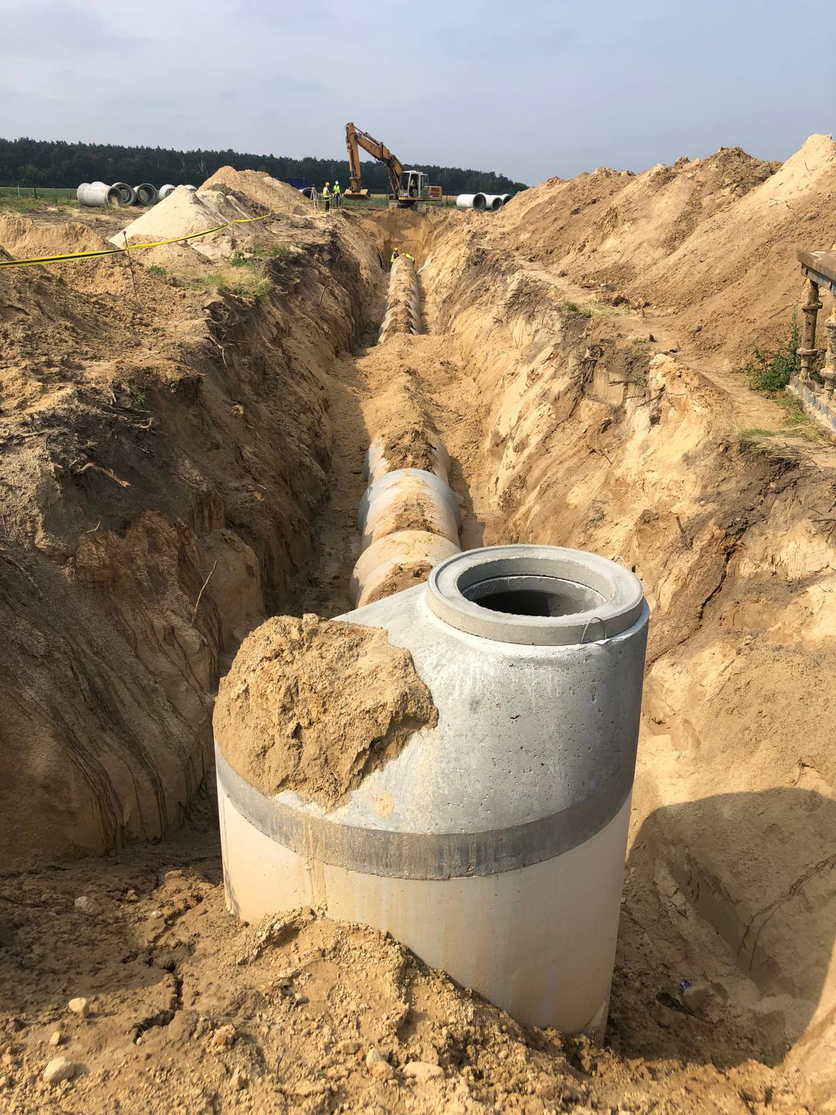 Sieć kanalizacyjna w wykopie - rurociąg i studnia betonowa